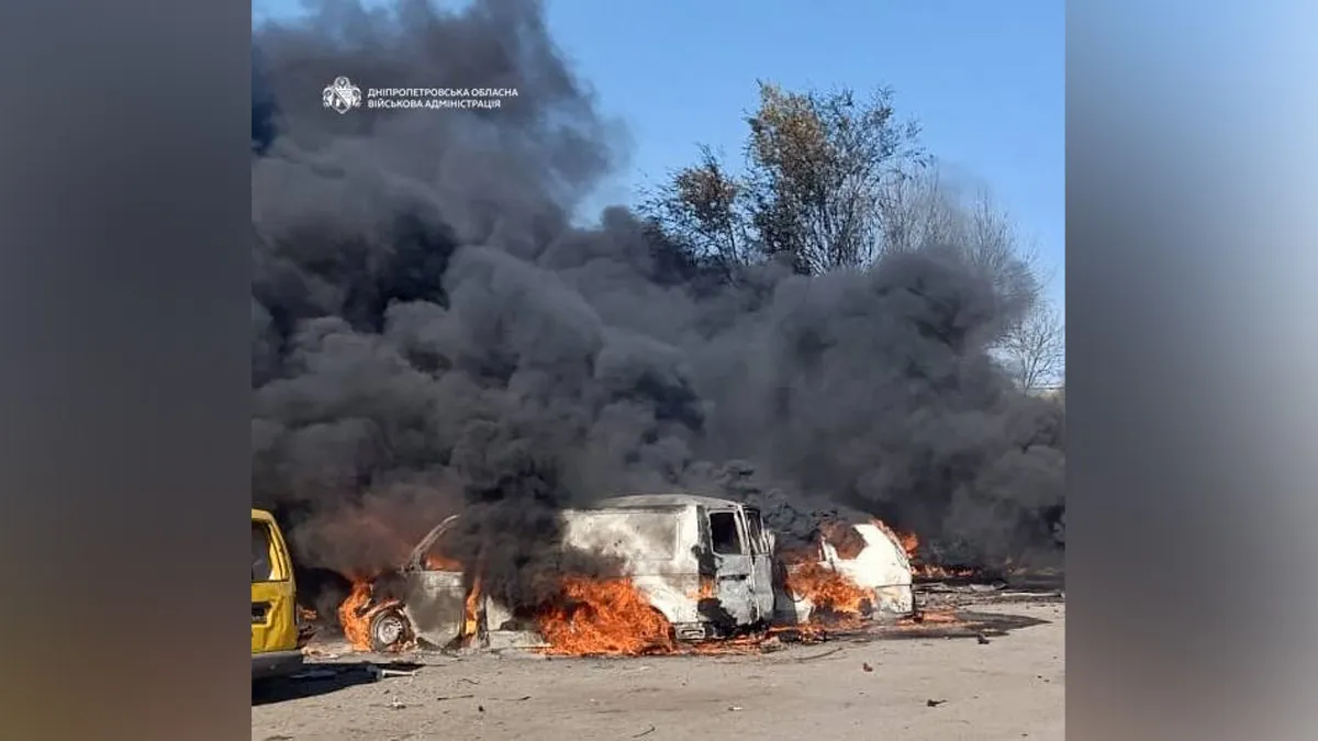 Постраждав чоловік, зайнялись автівки: ворог атакував Павлоград