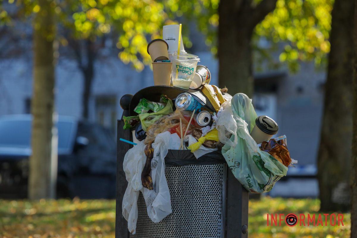 Сміття накопичилося і біля лавок, де відпочивають містяни