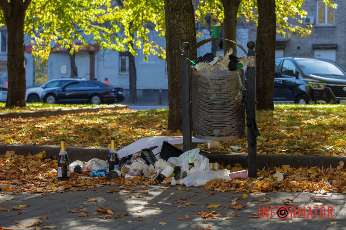 Тепер сміття помітне й на набережній, де люди гуляють і проводять час на свіжому повітрі