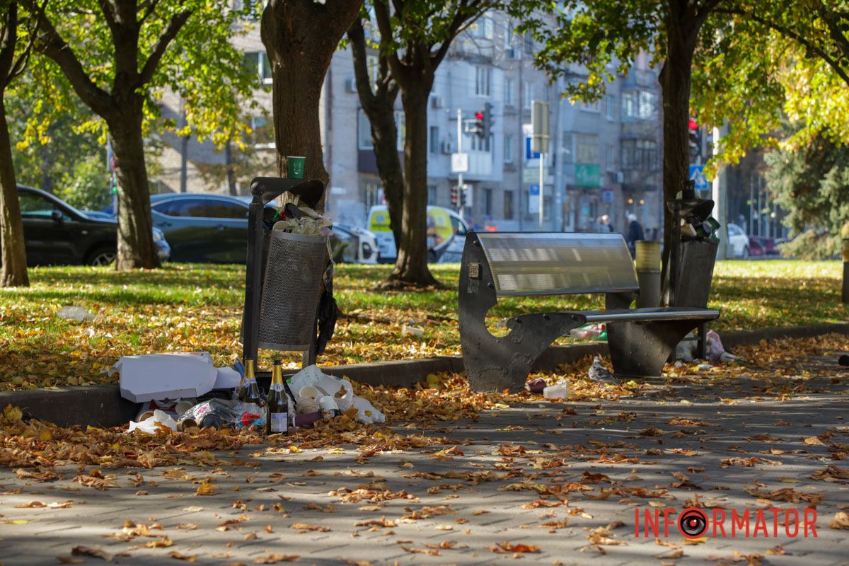 Мами з дітьми гуляють серед куп сміття