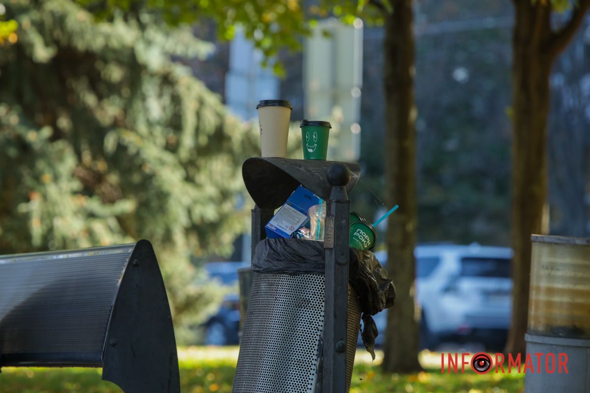 Купи сміття біля лавок, де гуляють мами з дітьми