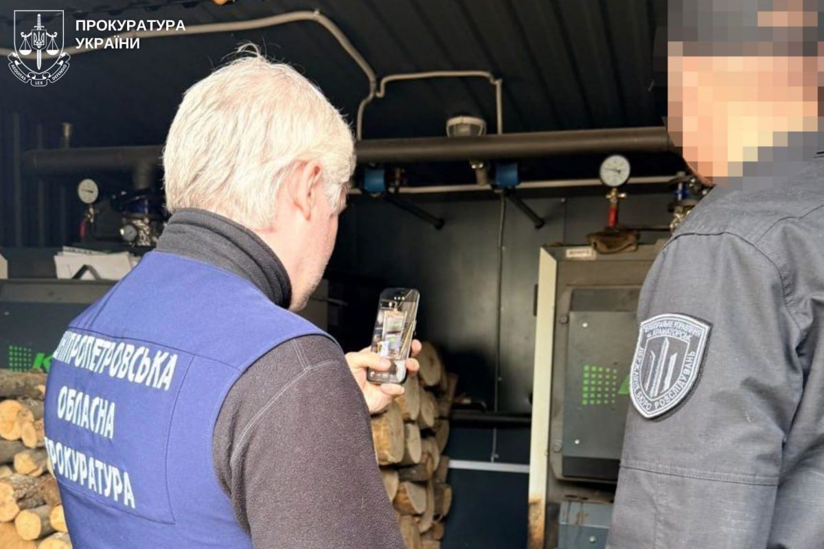 Підрядник мав поставити та встановити обладнання, зокрема котел, а також реконструювати систему опалення