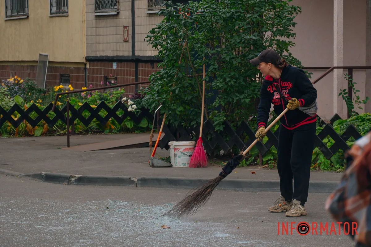 Двірники та комунальники розчищають пішохідні доріжки у дворі багатоповерхівки.   