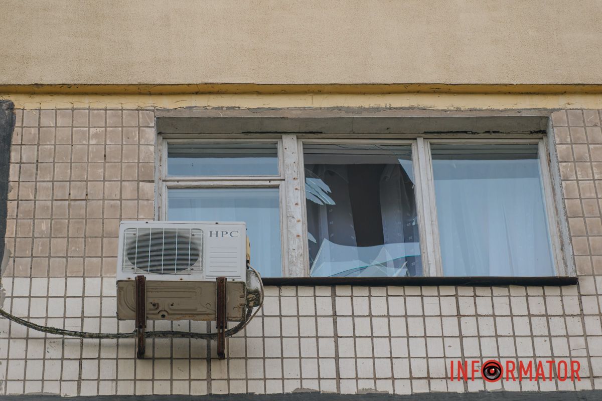 Замість затишних балконів — потрощений пластик та вибите скло