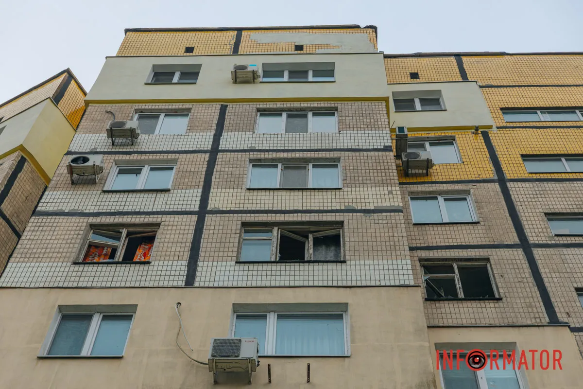 Зруйноване скління балконів у пошкодженому будинку