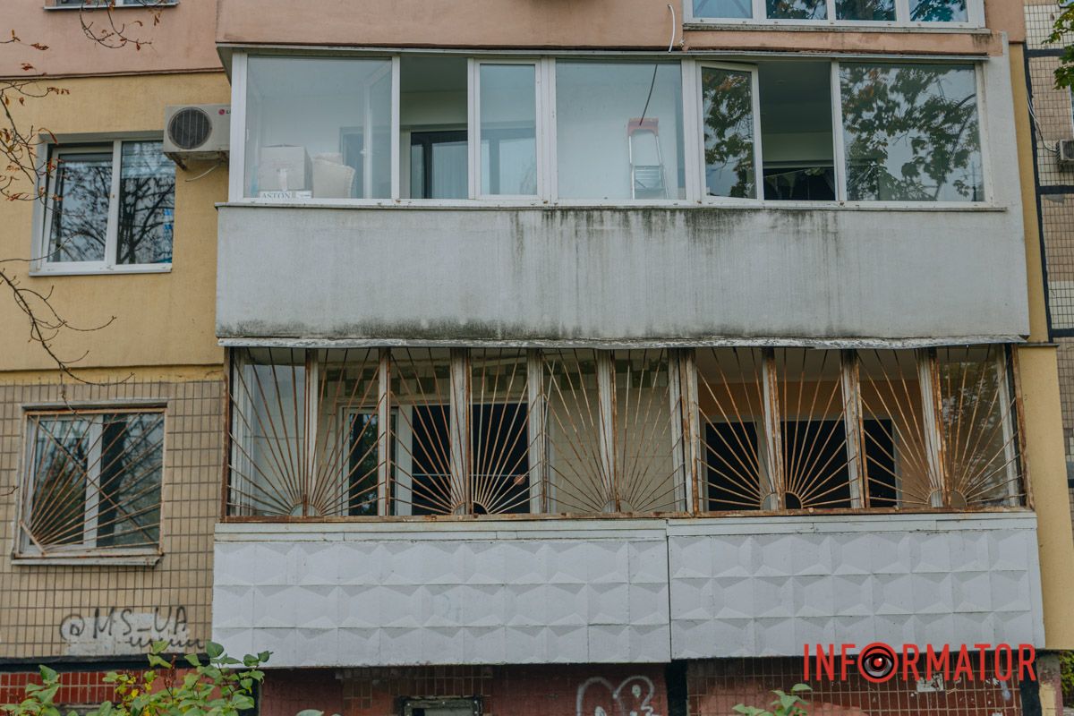 Зруйноване скління балконів у пошкодженому будинку