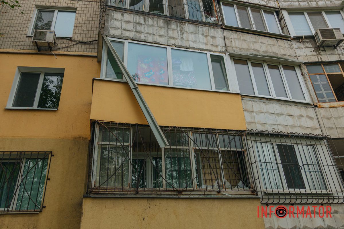 Зруйновані віконні блоки та пошкоджений фасад багатоповерхівки