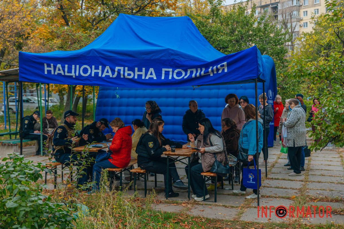 На місці події розгорнули мобільний штаб поліції для фіксації пошкоджень