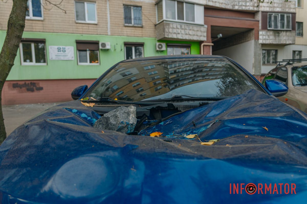 Припаркований легковик приймає на себе весь удар