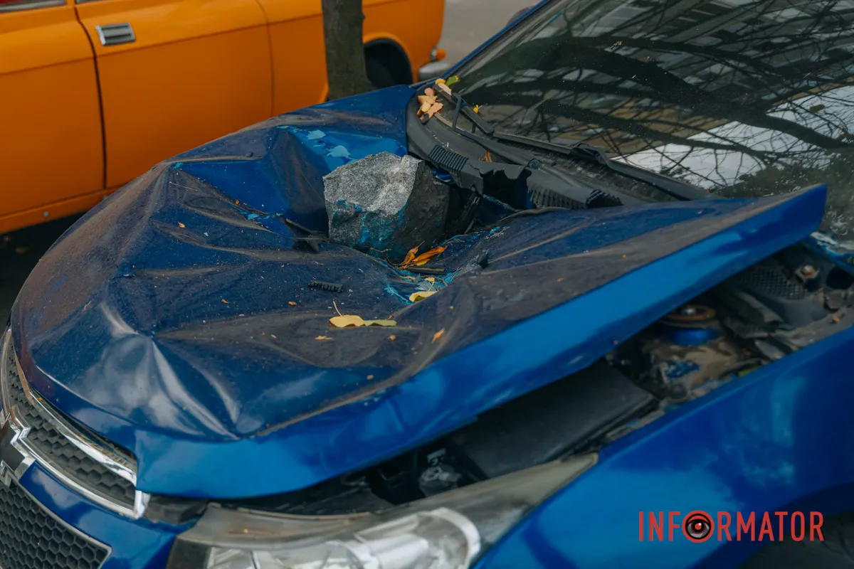 Важкий уламок бетону пробив капот легковика під час ранкового авіаудару
