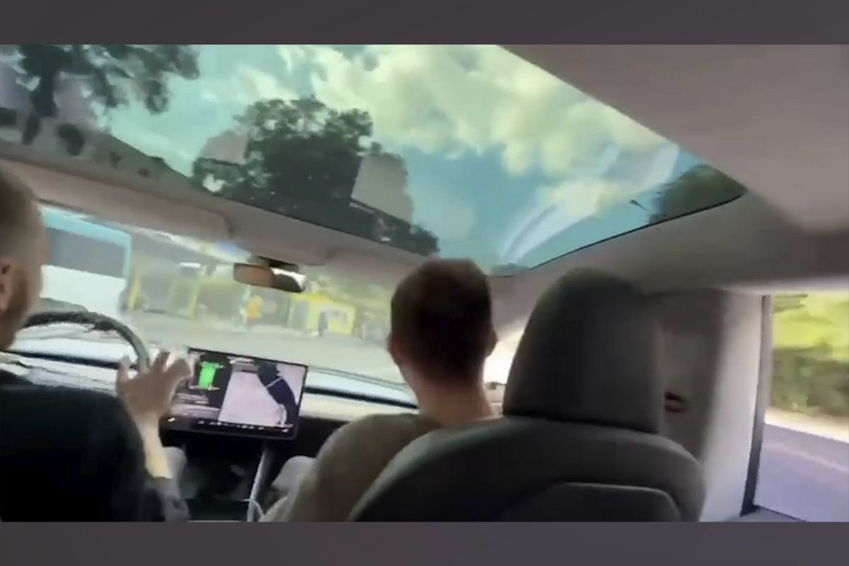 Компания на Tesla дрифтовала, снимала это на видео и попала в ДТП