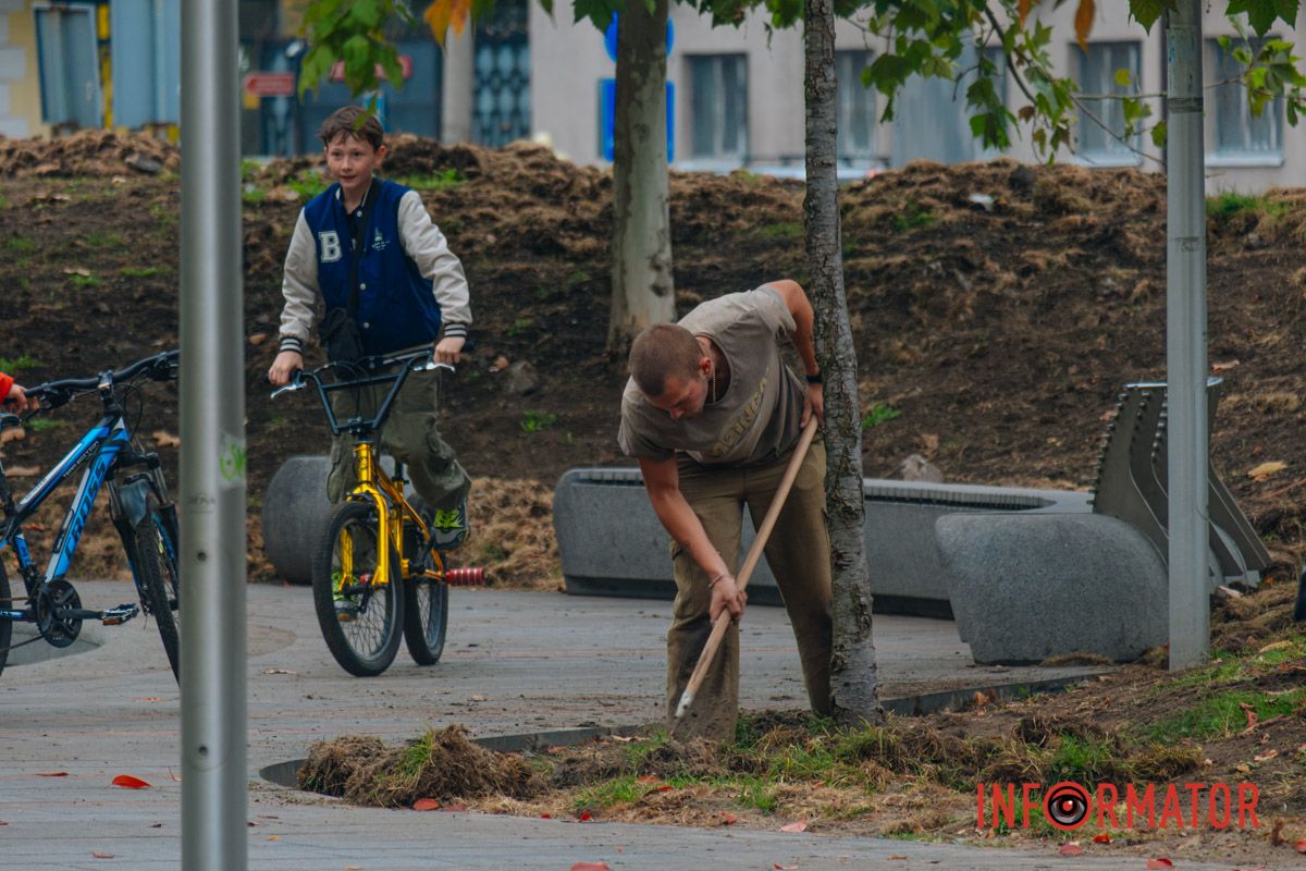 У Дніпрі у сквері імені Олексія Хільського розпочалися роботи з оновлення газону