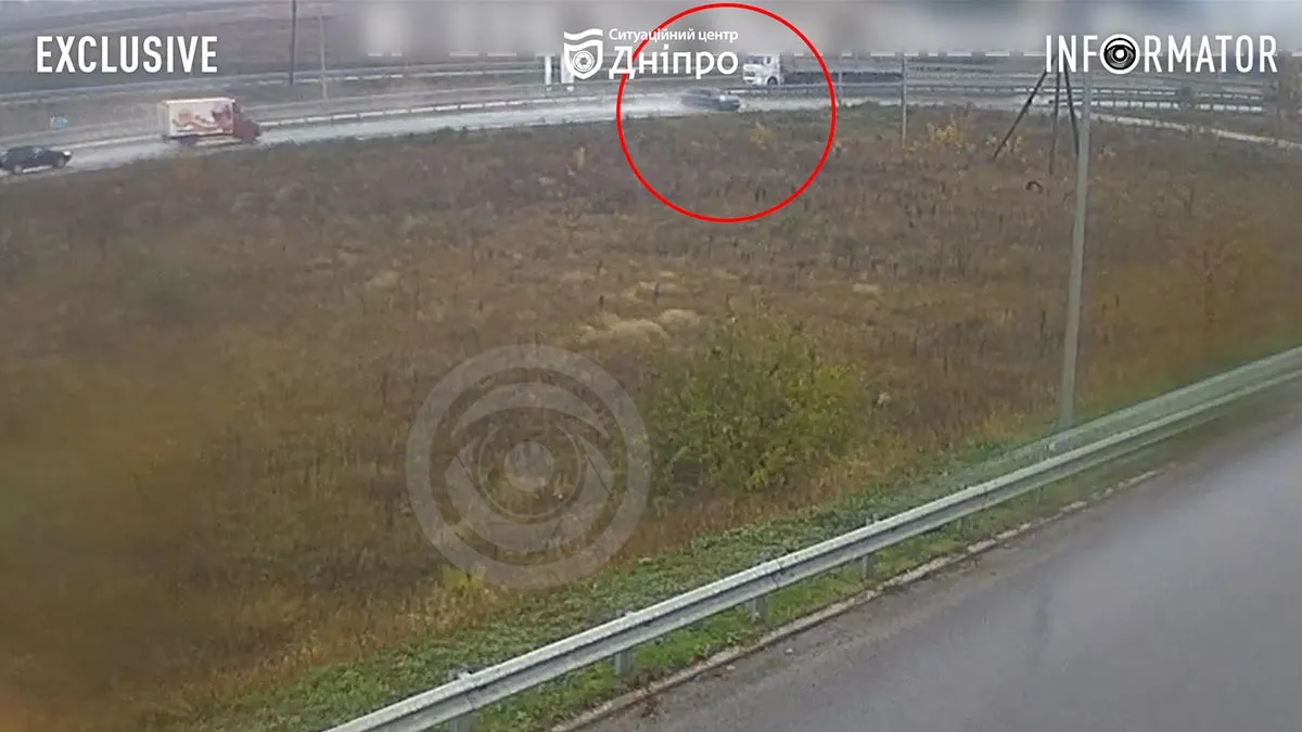 У Дніпрі на Донецькому шосе Zeekr злетів у кювет: відео моменту ДТП