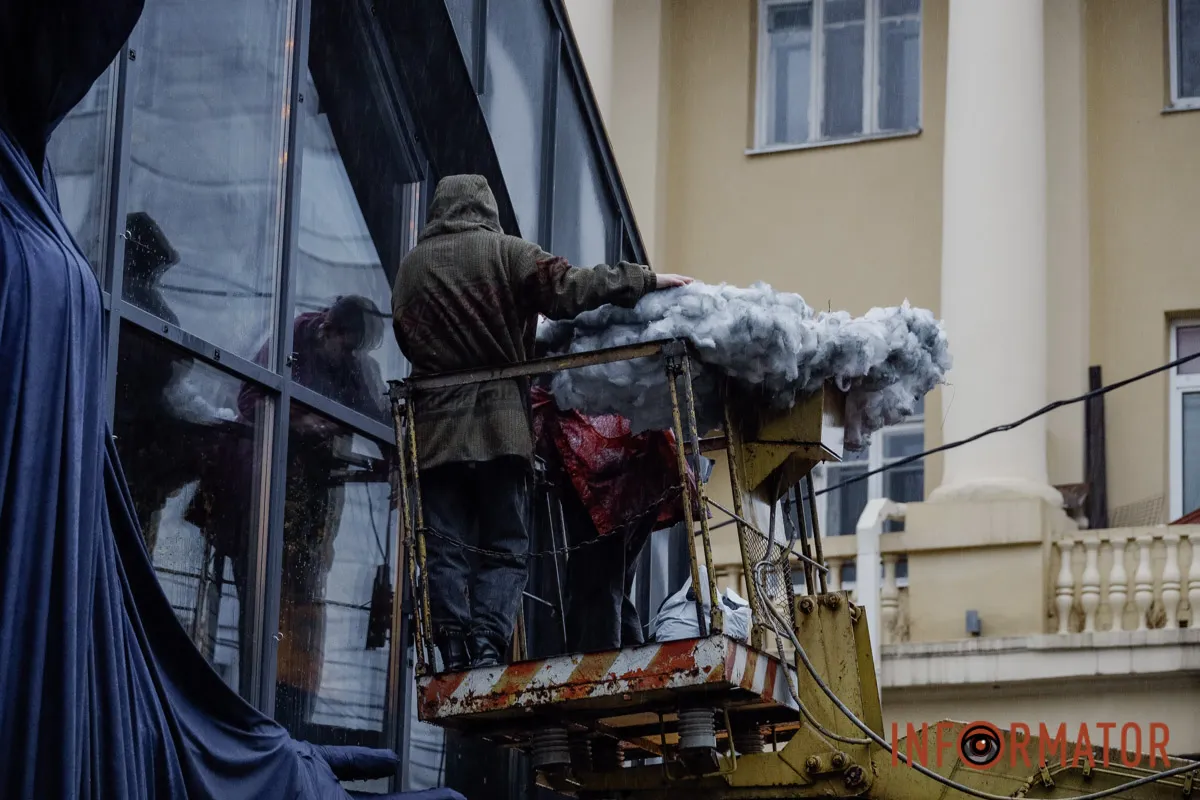 П’ятиметрова жінка у синьому балахоні: на вулиці Короленка у Дніпрі монтують містичні декорації 4