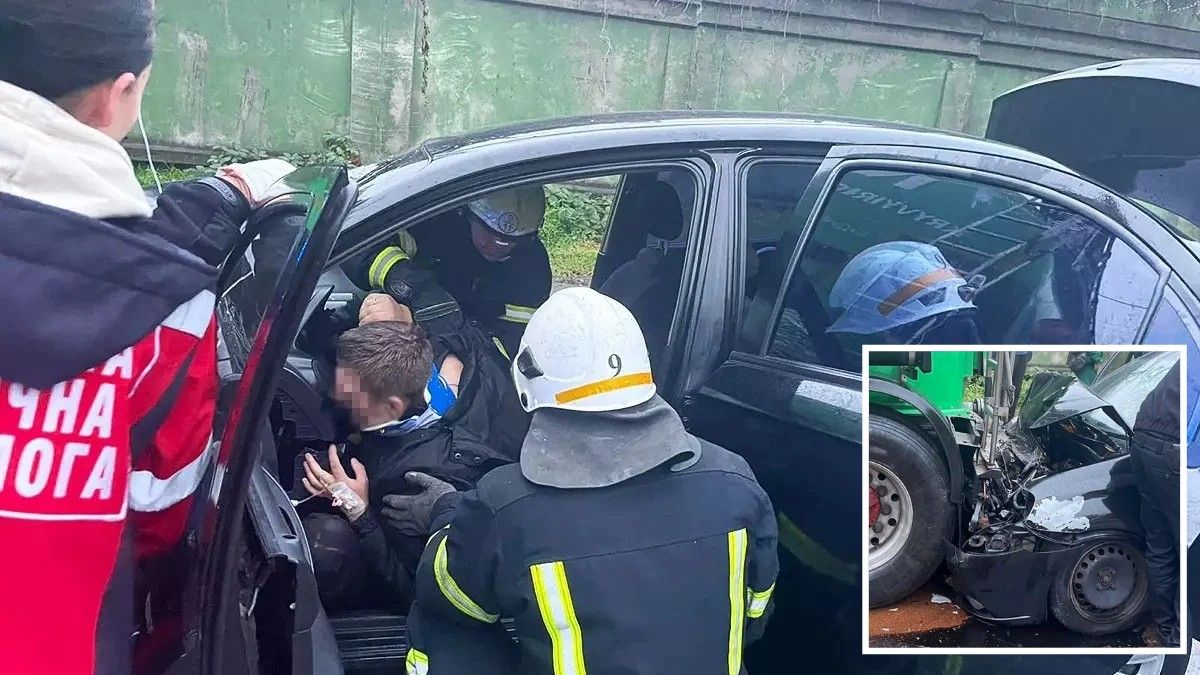 У Кам'янському ЗАЗ врізався у причеп вантажівки: водія з салону діставали рятувальники