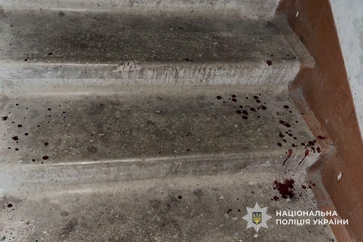Зловмисник напав на жінку та завдав їй близько десяти ударів ножем