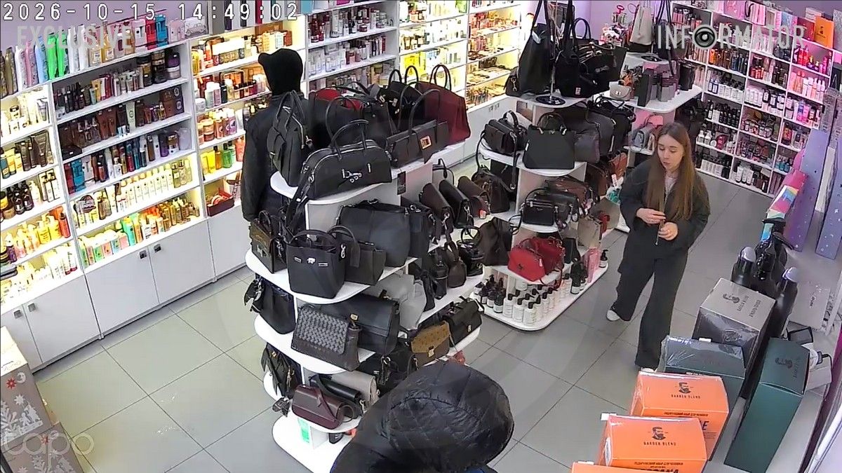 Видео момента: в Днепре в магазине на Примерном мужчине украл товар, пока другой отвлекал продавщицу