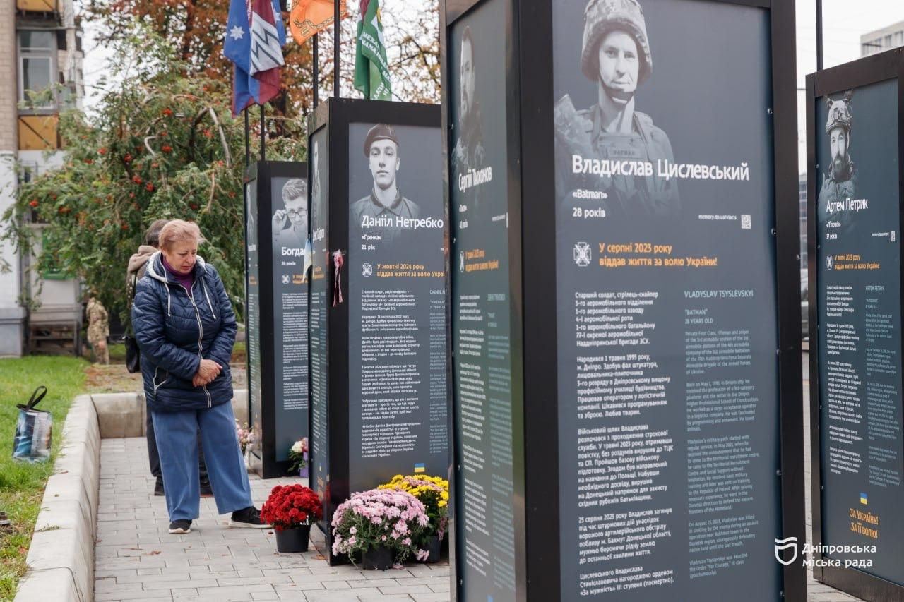 На стендах написано про життя військових, їхній шлях до війська та боротьбу за Україну На стендах написано про життя військових, їхній шлях до війська та боротьбу за Україну