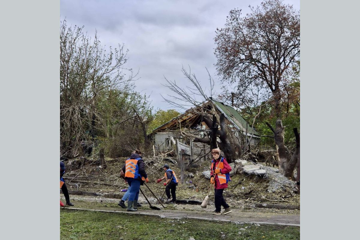 Внаслідок удару в Соборному районі міста пошкоджені близько трьох десятків приватних будинків Внаслідок удару в Соборному районі міста пошкоджені близько трьох десятків приватних будинків