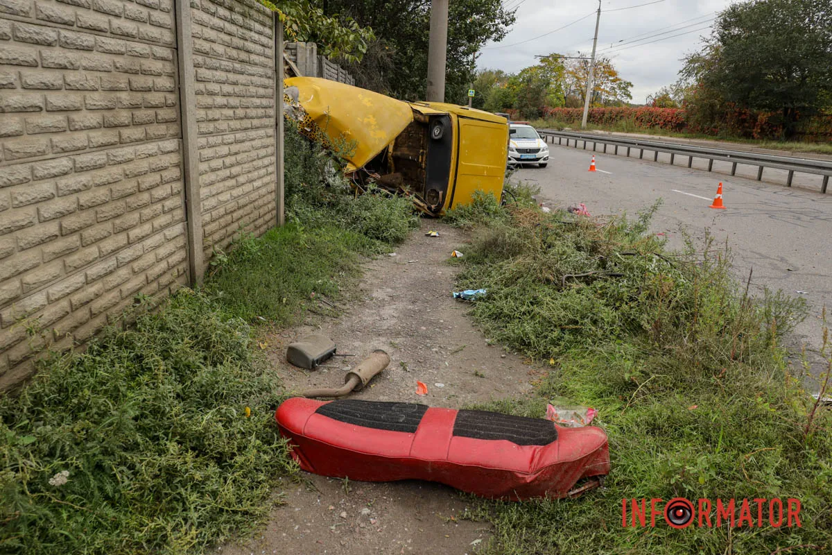 У Дніпрі на проїзді Олександра Гальченка ВАЗ влетів у паркан та «розлетівся» на частини: водій загинув 18