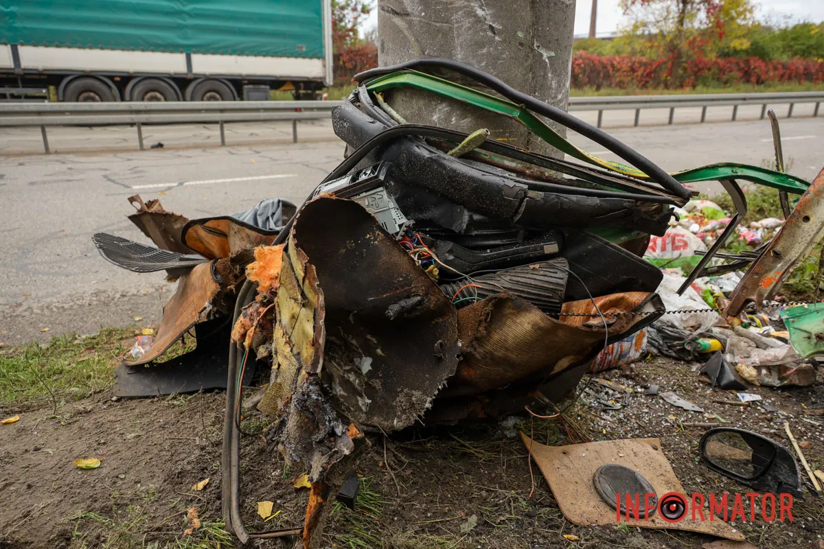 У Дніпрі на проїзді Олександра Гальченка ВАЗ влетів у паркан та «розлетівся» на частини: водій загинув 10