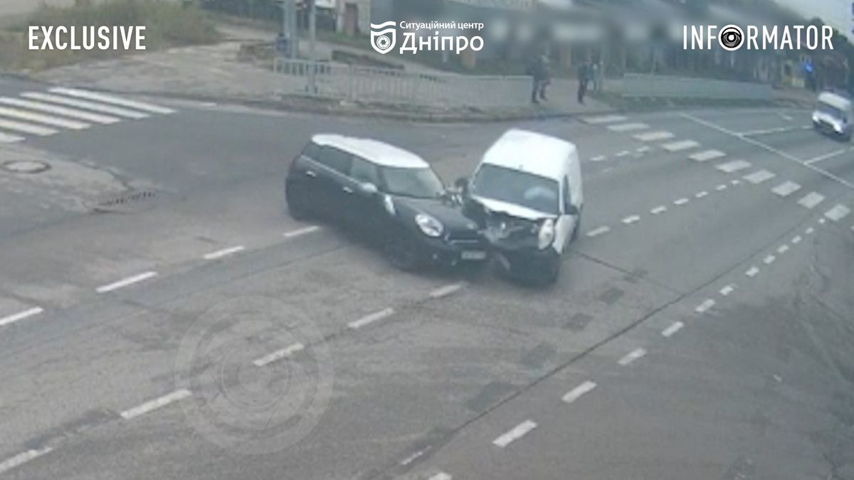 Відео моменту ДТП: у Дніпрі на Донецькому шосе після зіткнення з Mini Renault врізався у світлофор