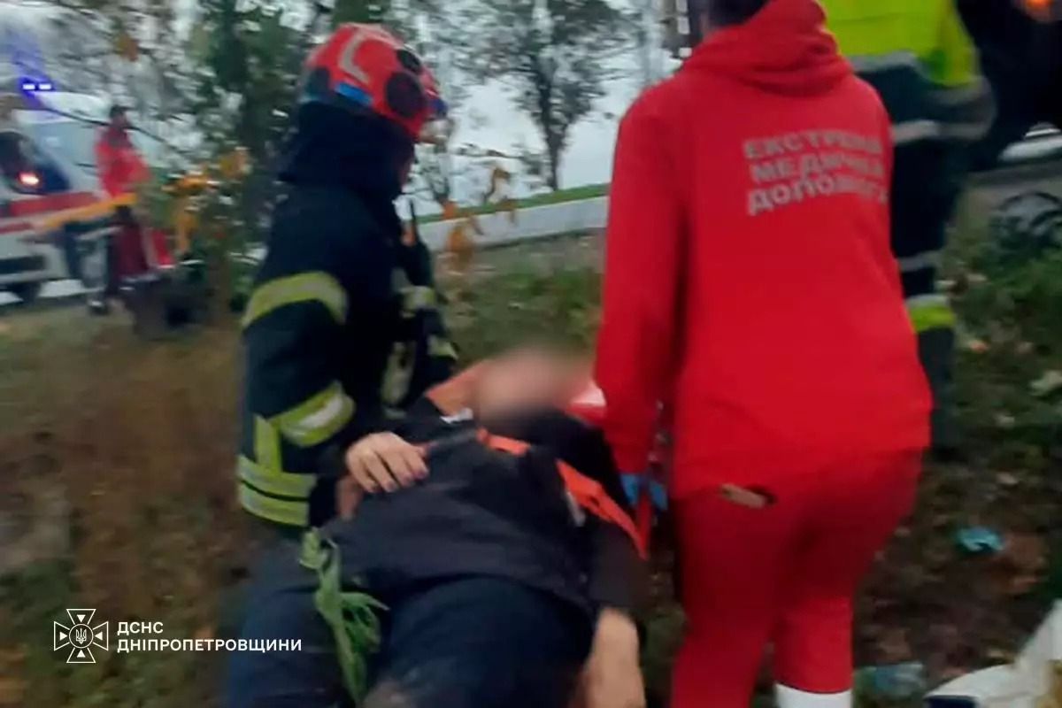 Рятувальники та медики рятують потерпілих в аварії Рятувальники та медики рятують потерпілих в аварії