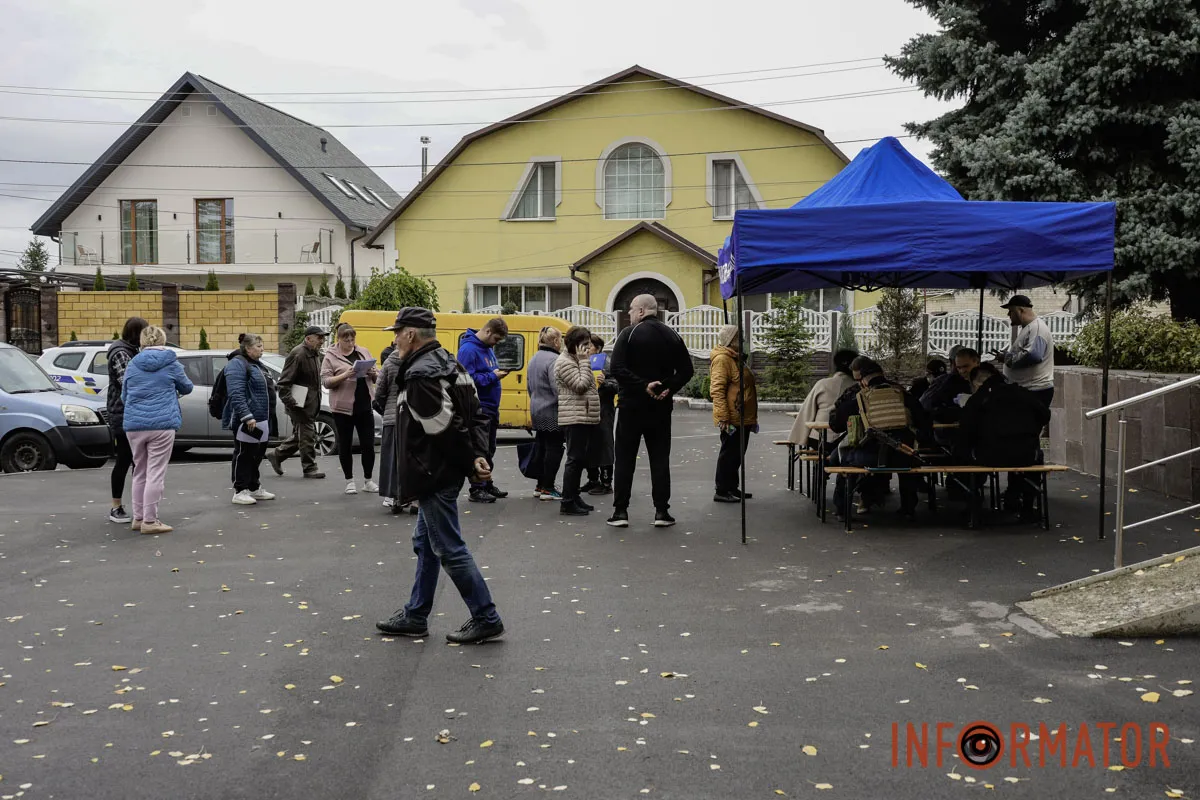 Волонтерські бригади допомагають забивати понівечені віконні отвори в оселях містян
