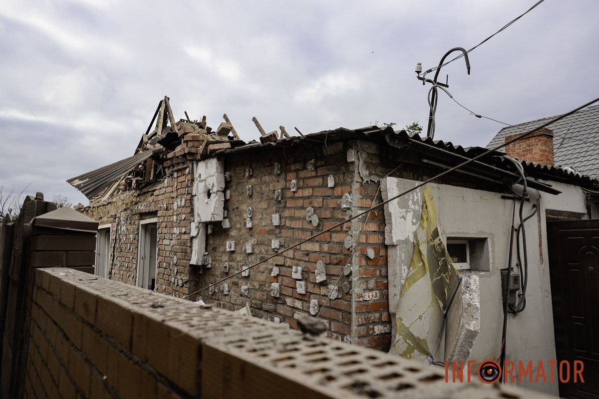 Потужна вибухова хвиля повністю знесла дахи та зруйнувала опорні стіни осель
