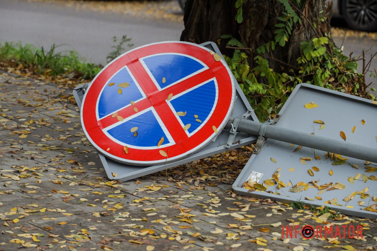 В Днепре на Ивана Акинфиева на тротуаре лежит дорожный знак 5