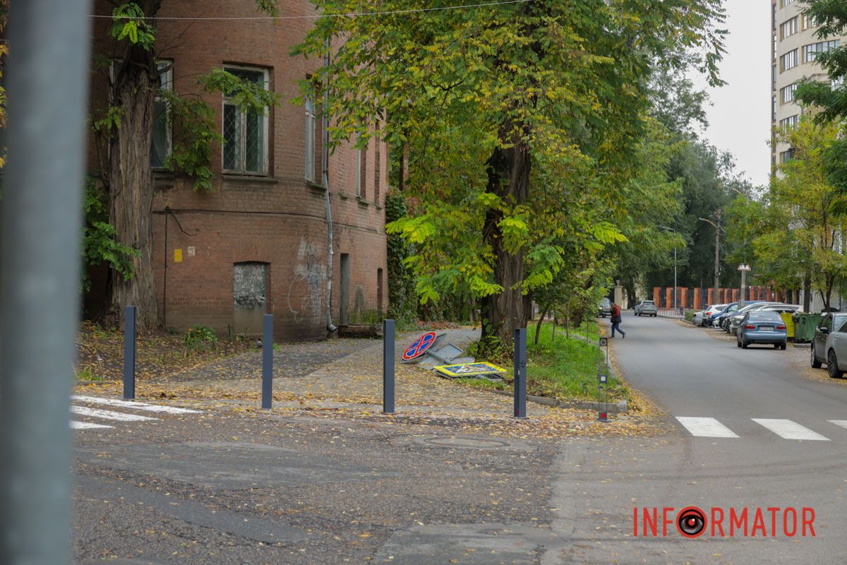 В Днепре на Ивана Акинфиева на тротуаре лежит дорожный знак 6