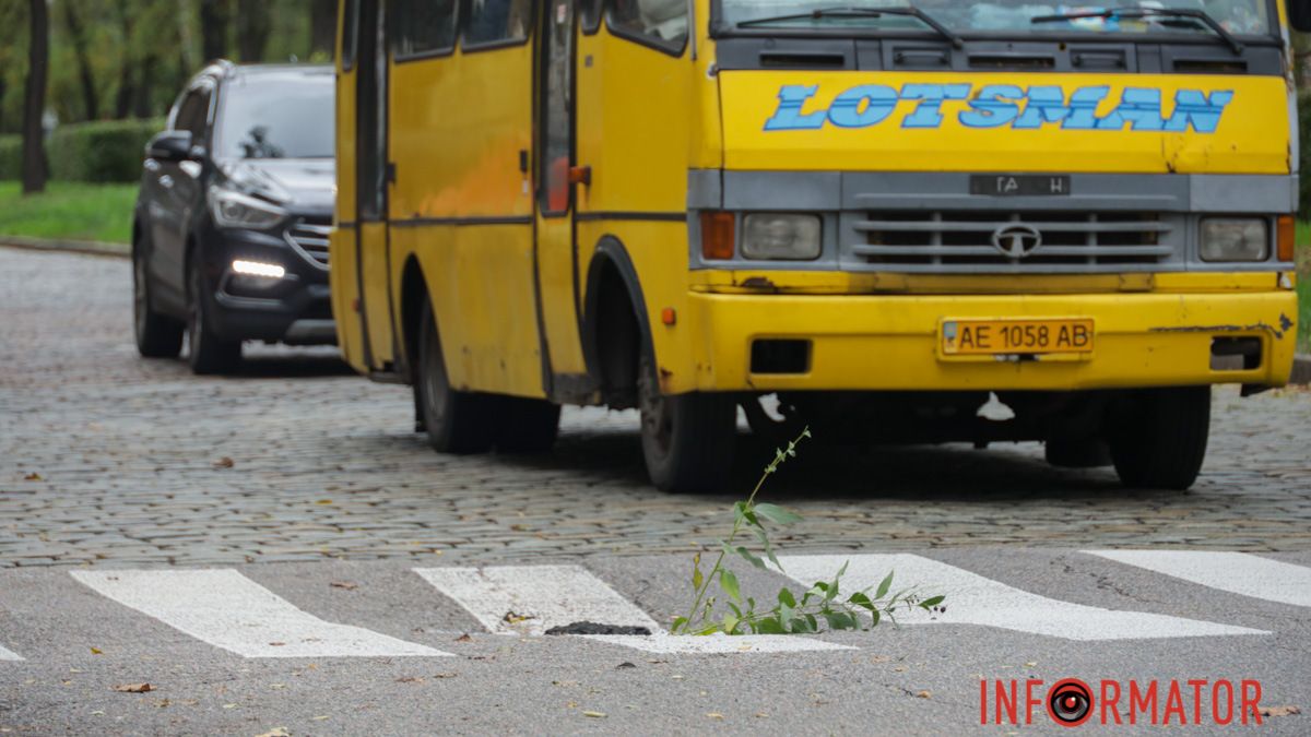 У Дніпрі поблизу станції “Музейна” на дорозі утворюється новий “вхід у метро”