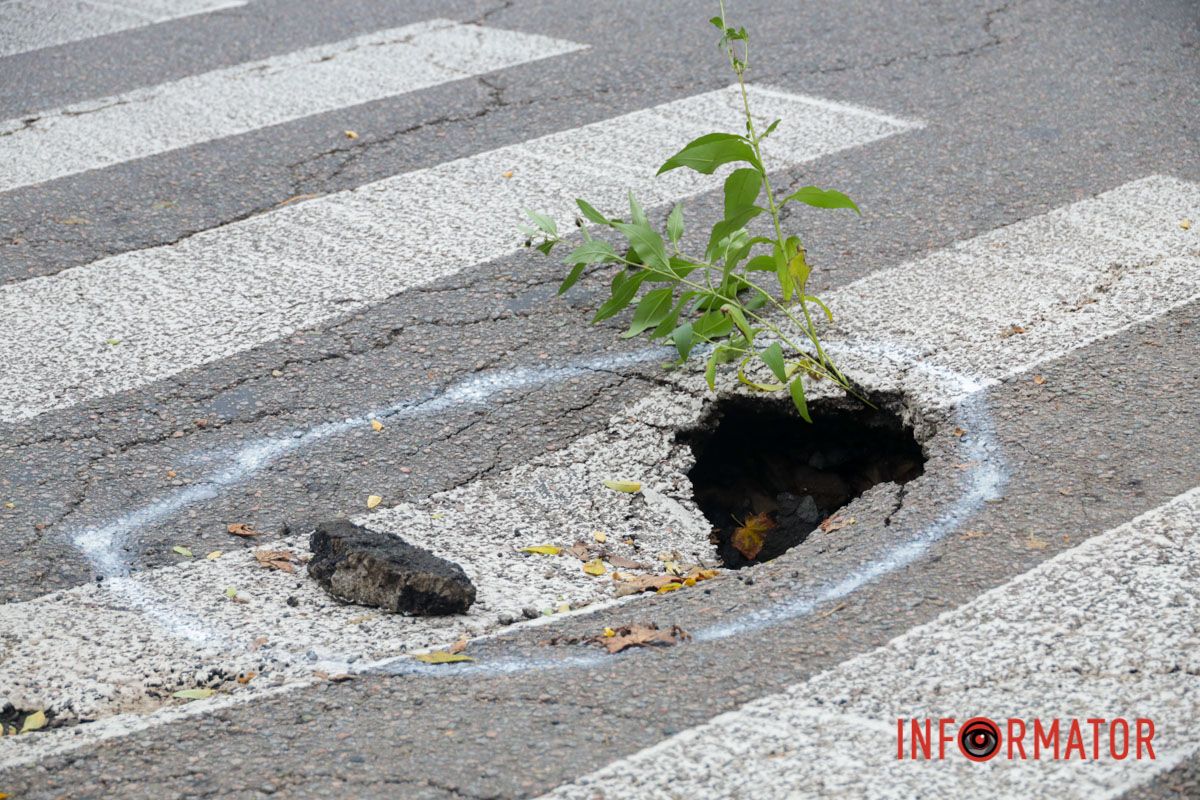 Яму означили гілочкою та фарбою небайдужі водії