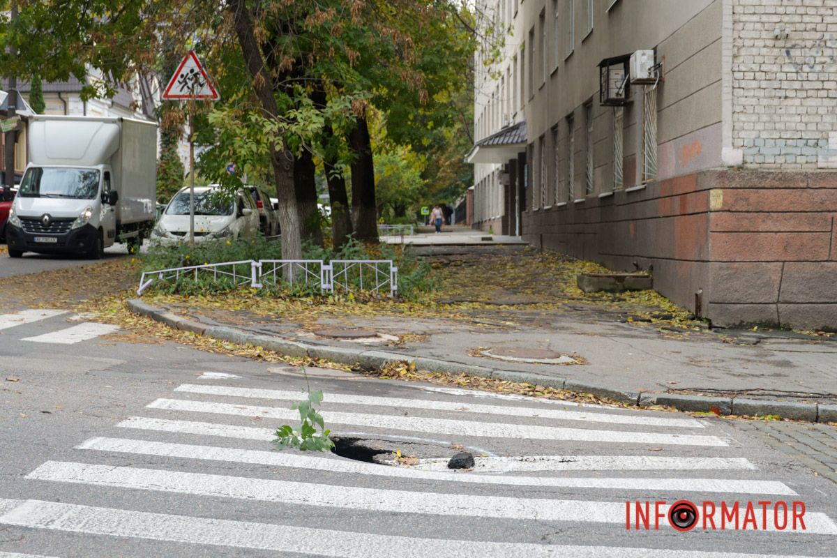 Можна помітити, як сильно просів асфальт
