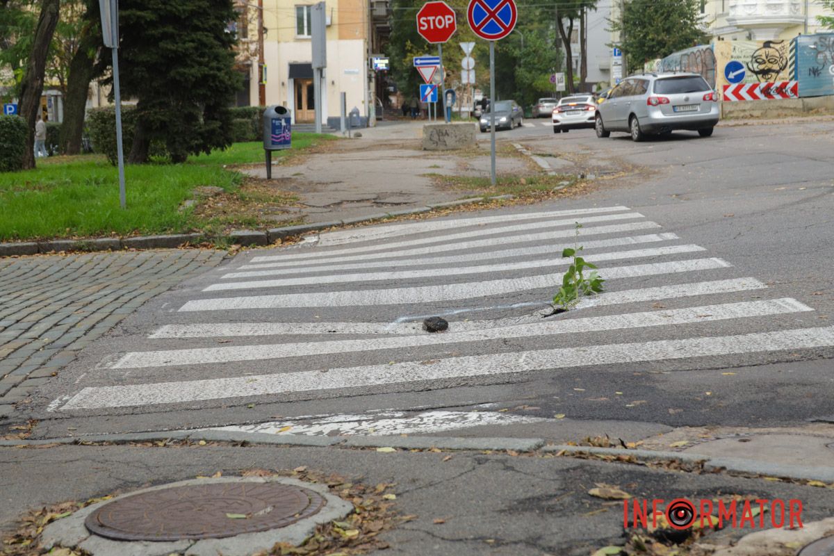 Водії намагаються завчасно об'їхати яму