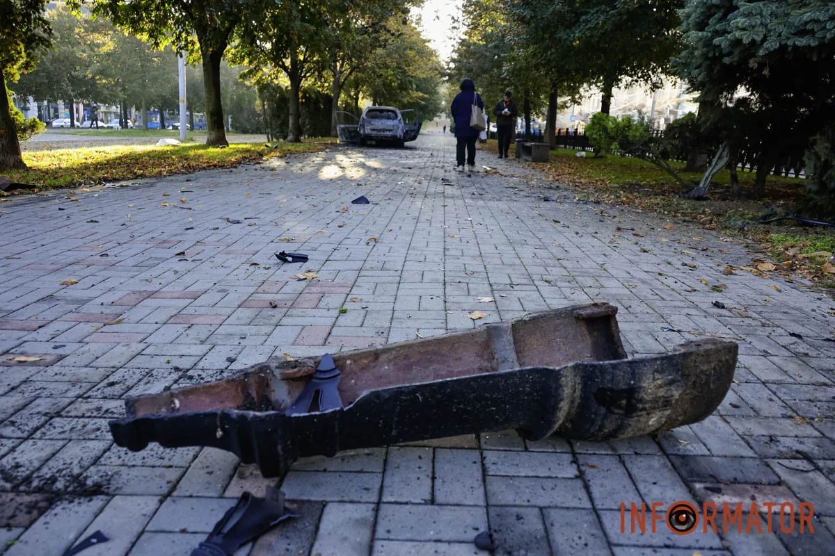 Автівка на тротуарі У Дніпрі на проспекті Дмитра Яворницького після ДТП загорівся Renault 17