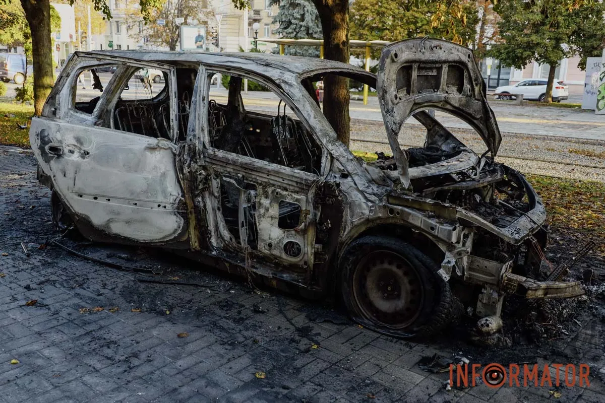 Автівка після пожежі У Дніпрі на проспекті Дмитра Яворницького після ДТП загорівся Renault 19