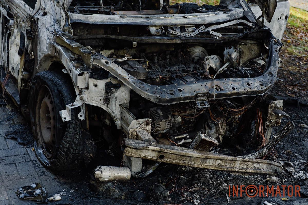 Все що залишилось від авто У Дніпрі на проспекті Дмитра Яворницького після ДТП загорівся Renault 12