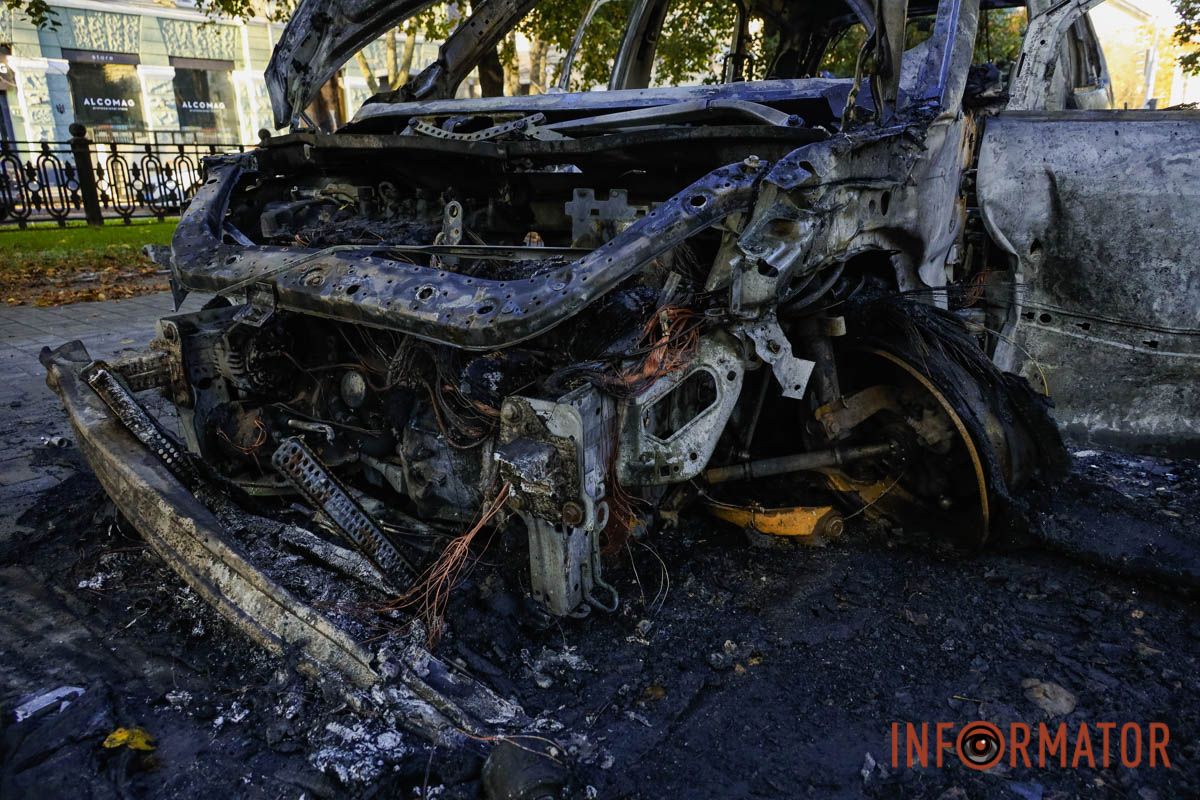 Деталі аварії з'ясовуються У Дніпрі на проспекті Дмитра Яворницького після ДТП загорівся Renault 13