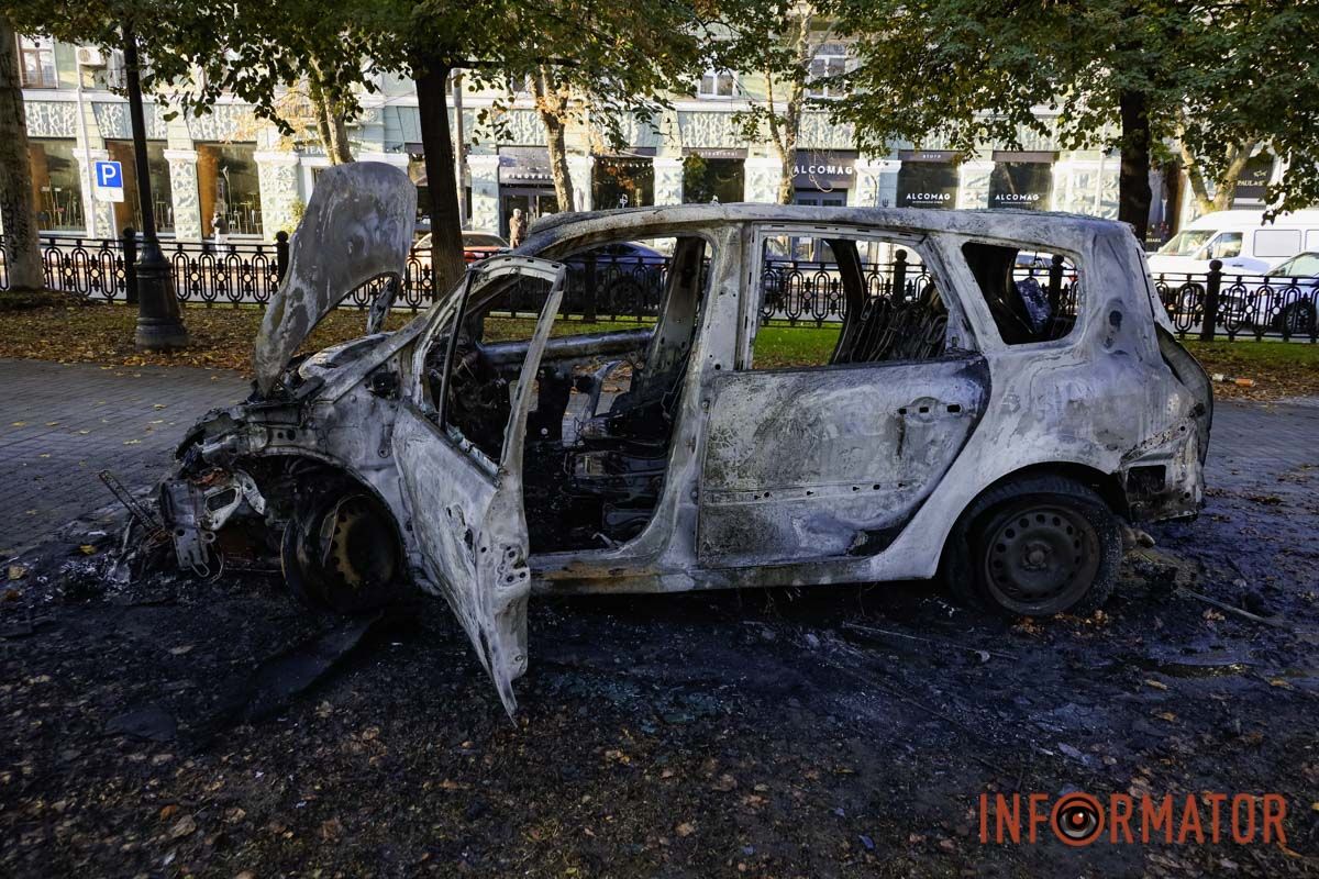 Попередньо, під час руху машина виїхала з проспекту на тротуар, зачепила дверима білборд, вʼїхала у ліхтарний стовп і потім зайнялася У Дніпрі на проспекті Дмитра Яворницького після ДТП загорівся Renault 2