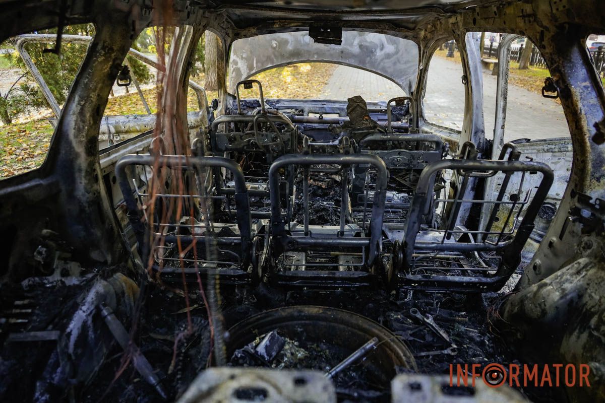 Попередньо, в ДТП обійшлося без постраждалих У Дніпрі на проспекті Дмитра Яворницького після ДТП загорівся Renault 5