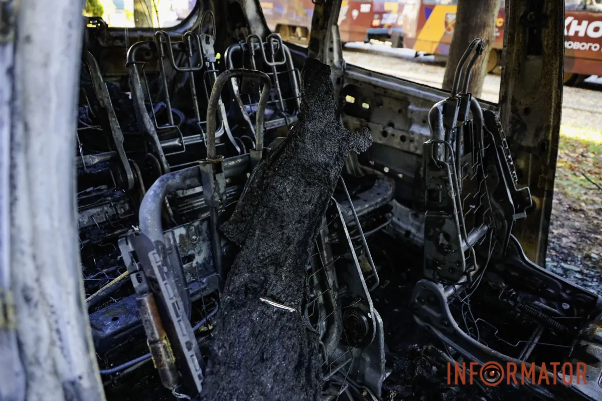 Салон авто У Дніпрі на проспекті Дмитра Яворницького після ДТП загорівся Renault 8