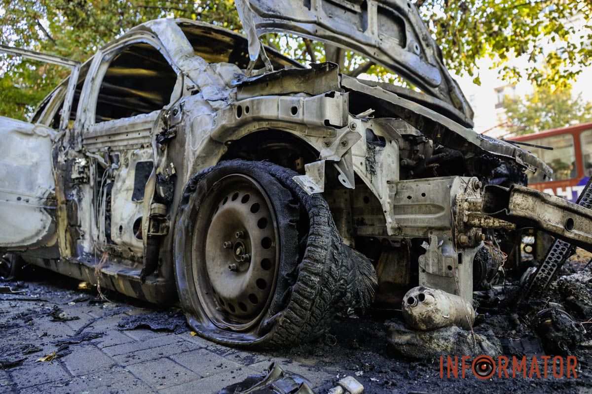 Конструкція від авто У Дніпрі на проспекті Дмитра Яворницького після ДТП загорівся Renault 11