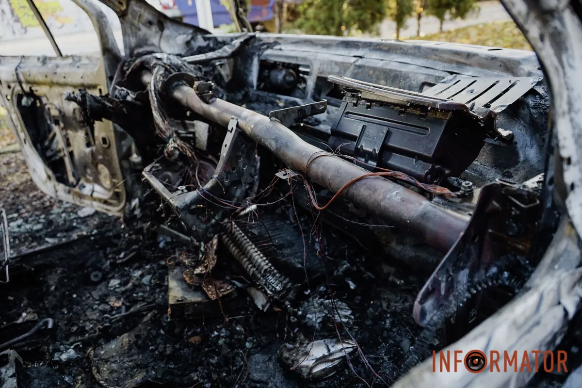 Фото: Тарас Іванов У Дніпрі на проспекті Дмитра Яворницького після ДТП загорівся Renault 14