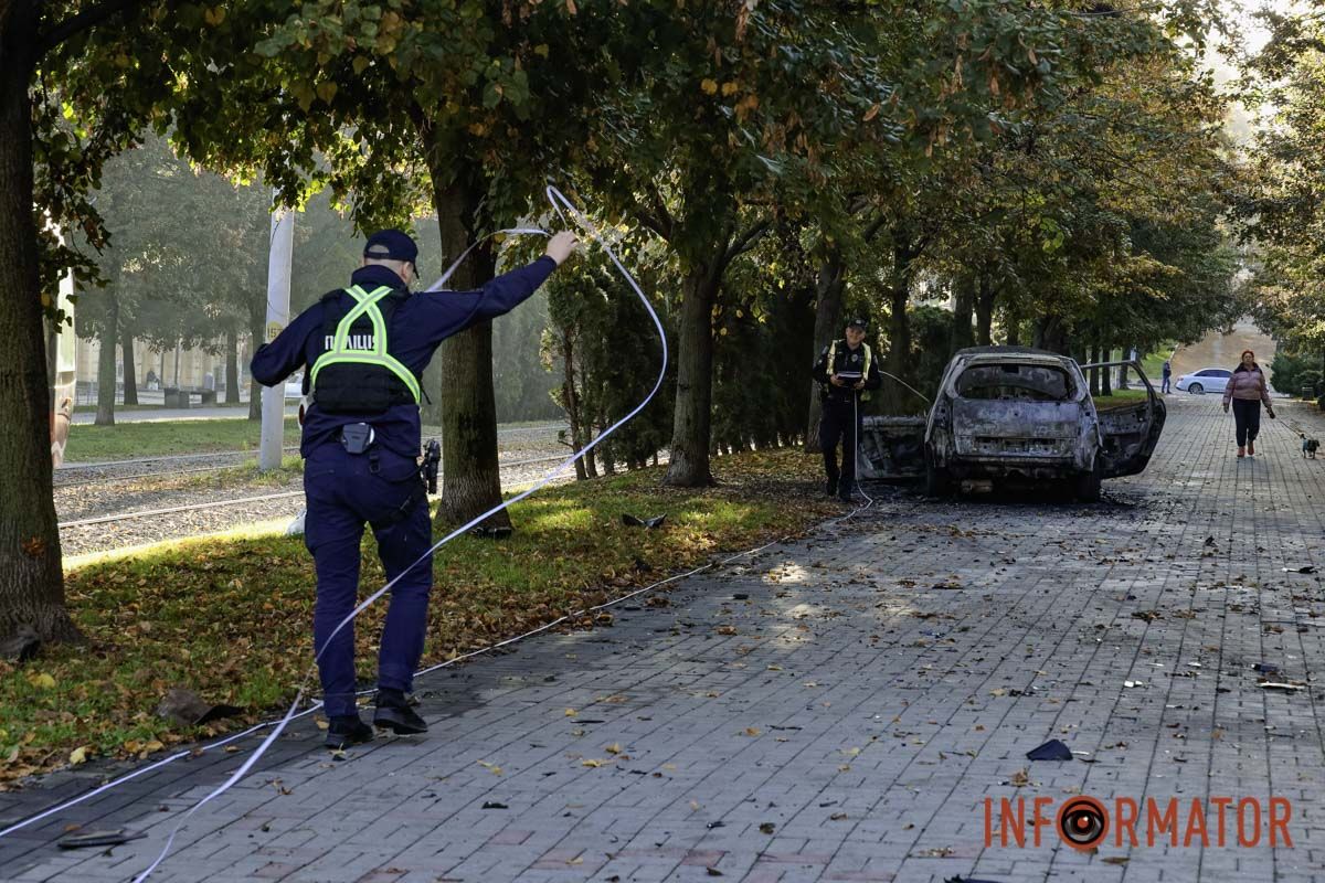 Поліцейські з'ясовують деталі У Дніпрі на проспекті Дмитра Яворницького після ДТП загорівся Renault 10