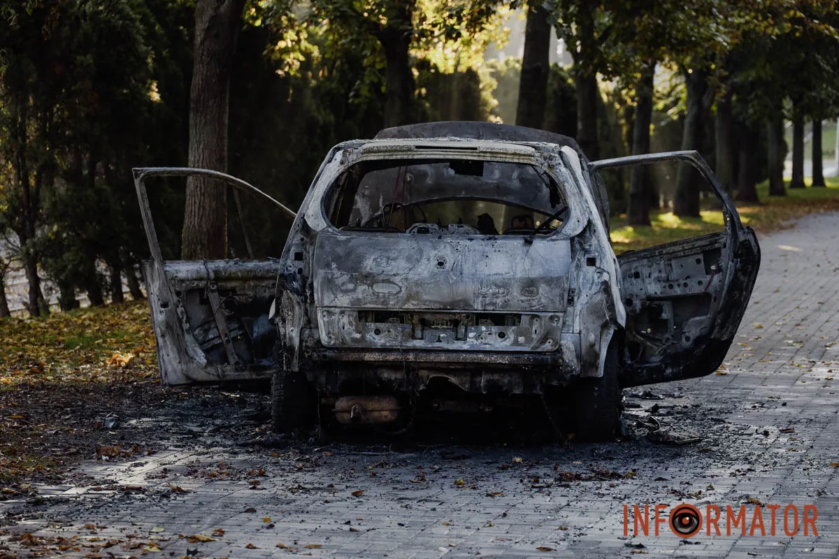 У центрі Дмитра Renault в’їхав у білборд та ліхтар: машина вигоріла вщент, момент ДТП 8