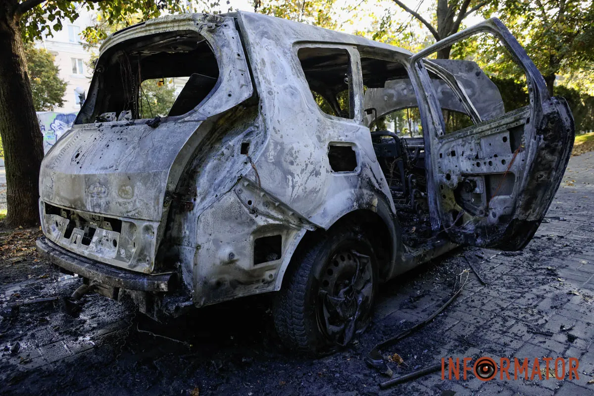У центрі Дмитра Renault в’їхав у білборд та ліхтар: машина вигоріла вщент, момент ДТП 11