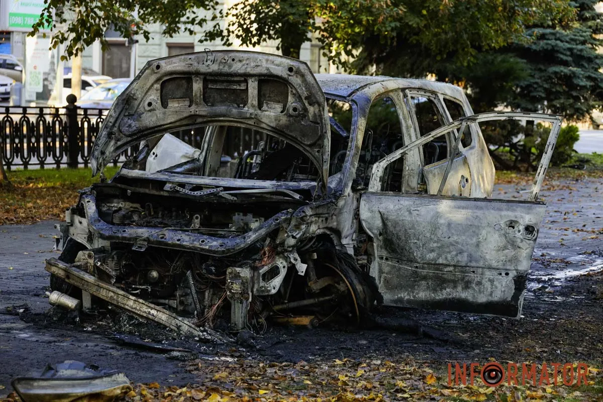У центрі Дмитра Renault в’їхав у білборд та ліхтар: машина вигоріла вщент, момент ДТП 6