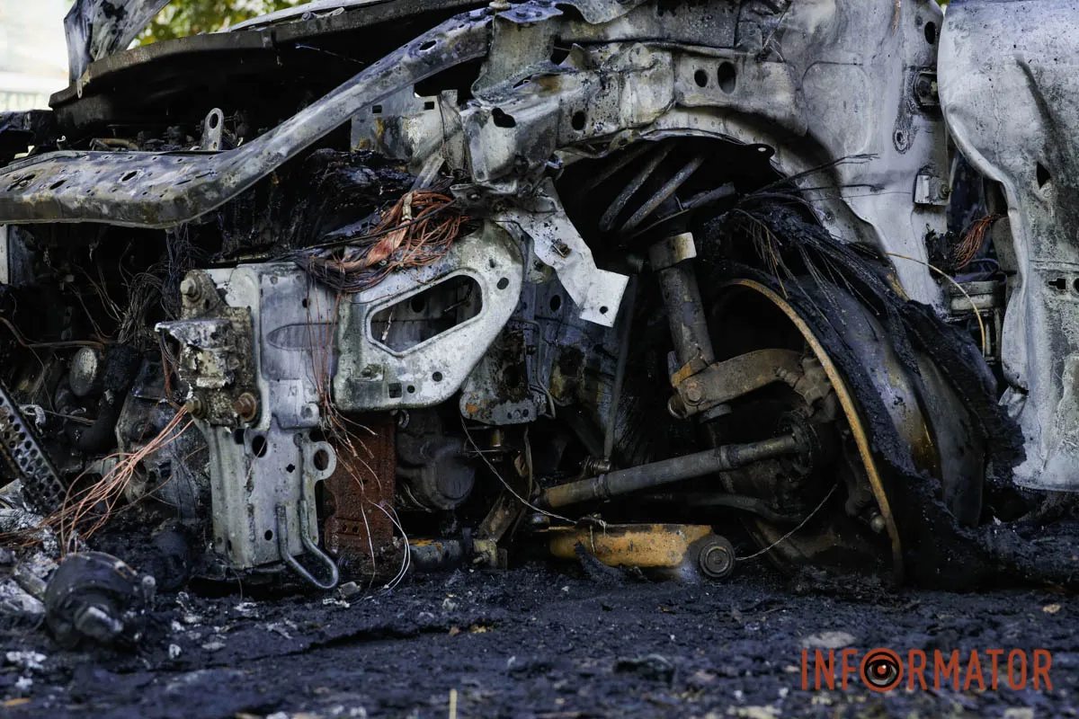 У центрі Дмитра Renault в’їхав у білборд та ліхтар: машина вигоріла вщент, момент ДТП 13