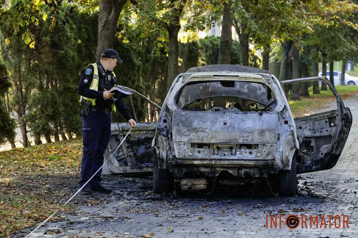 У центрі Дмитра Renault в’їхав у білборд та ліхтар: машина вигоріла вщент, момент ДТП 3